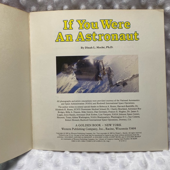 Set of 2: Children’s Books About Space and Being an Astronaut - Picture 4 of 9